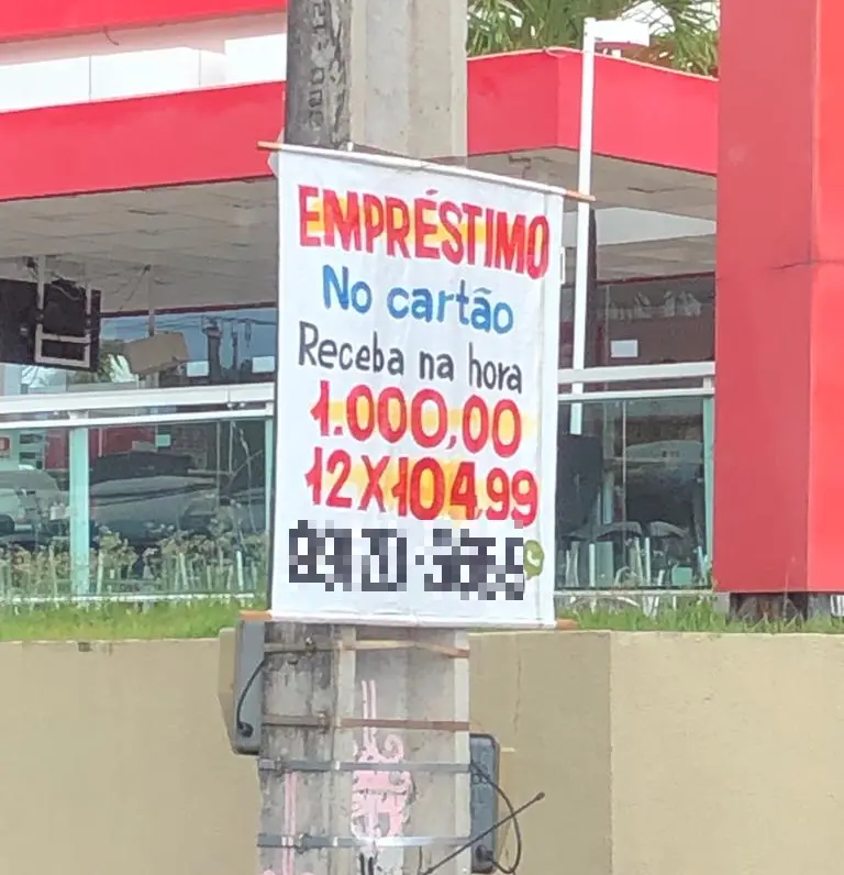 Placa pendurada em poste