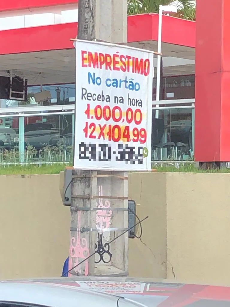 No dia 9 de maio, a faixa estava em um poste na Avenida Engenheiro Santana Júnior, no bairro Papicu, em Fortaleza. Na tarde dessa quinta-feira (18), o anúncio não estava mais no local