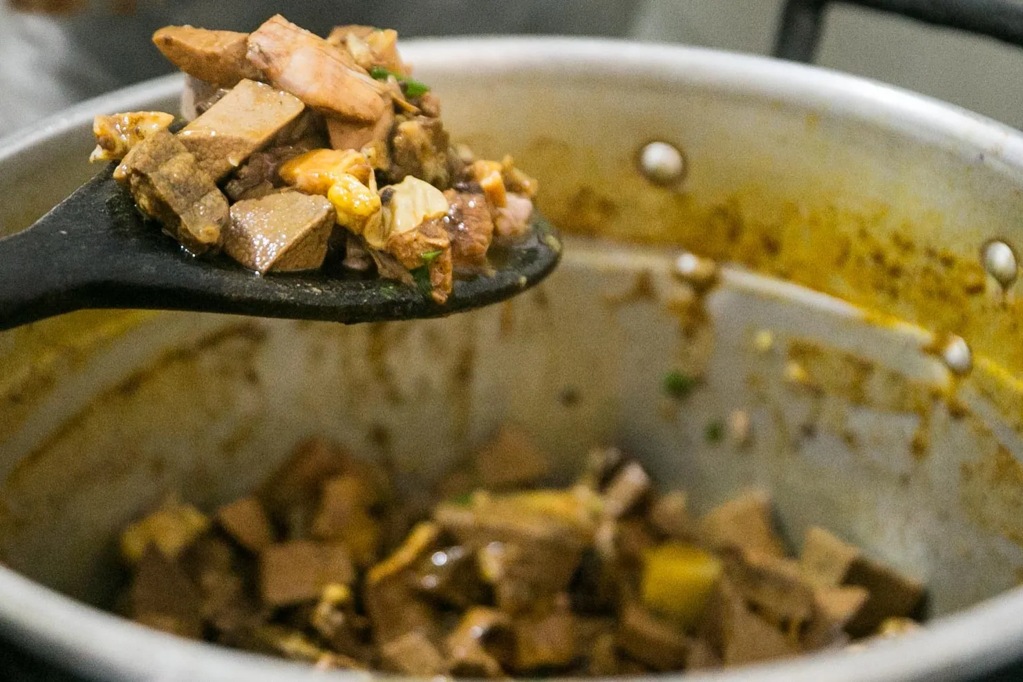 Processo de preparo do sarrabulho pode levar mais de duas horas