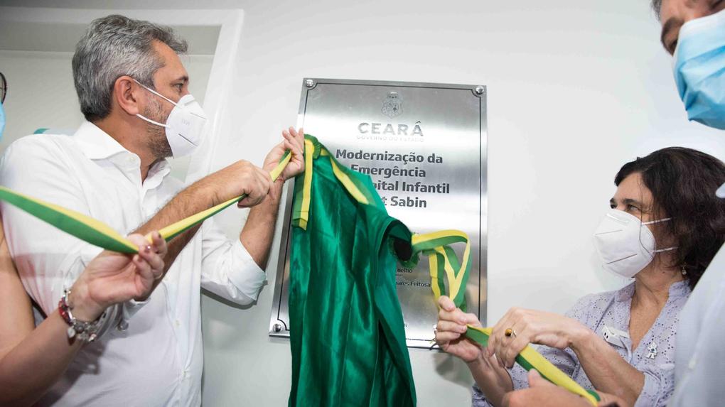 Governador Elmano de Freitas (PT) e ministra da Saúde Nísia Trindade em descerramento de placa do novo Centro de Emergência do Hospital Albert Sabin