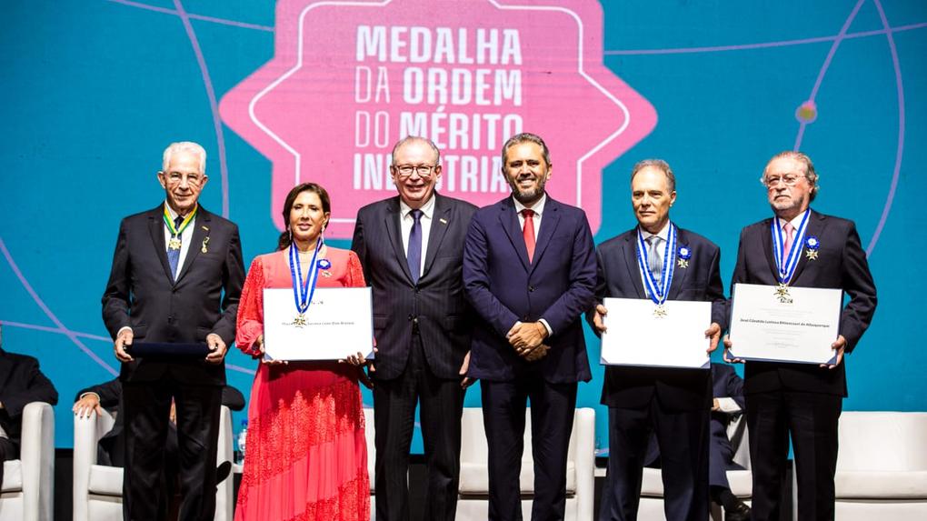 Medalha do Mérito Industrial foi concedida a quatro homenageados na Fiec nesta quinta-feira (18)