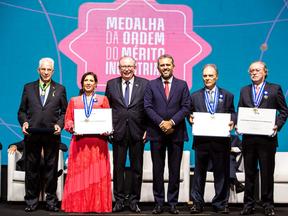 Medalha do Mérito Industrial foi concedida a quatro homenageados na Fiec nesta quinta-feira (18)