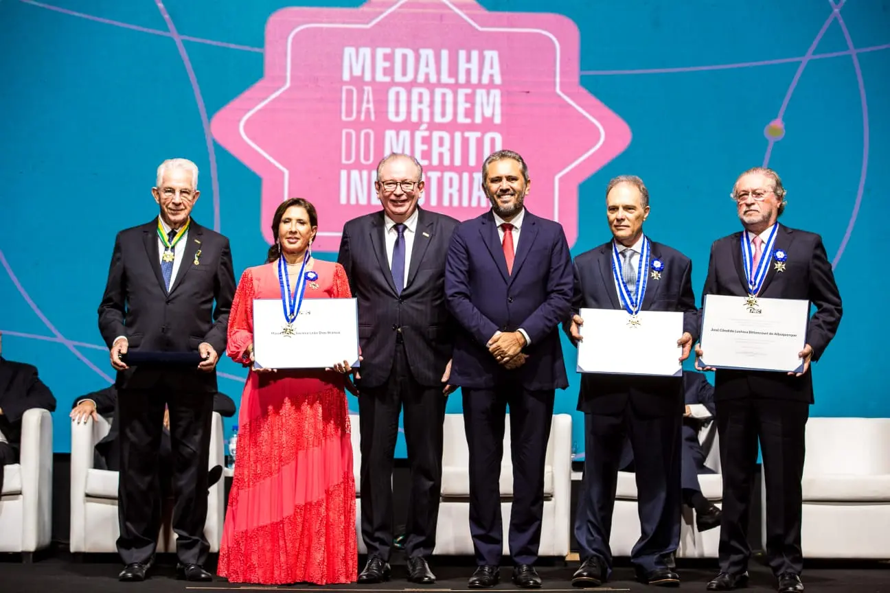 Medalha do Mérito Industrial foi concedida a quatro homenageados na Fiec nesta quinta-feira (18)