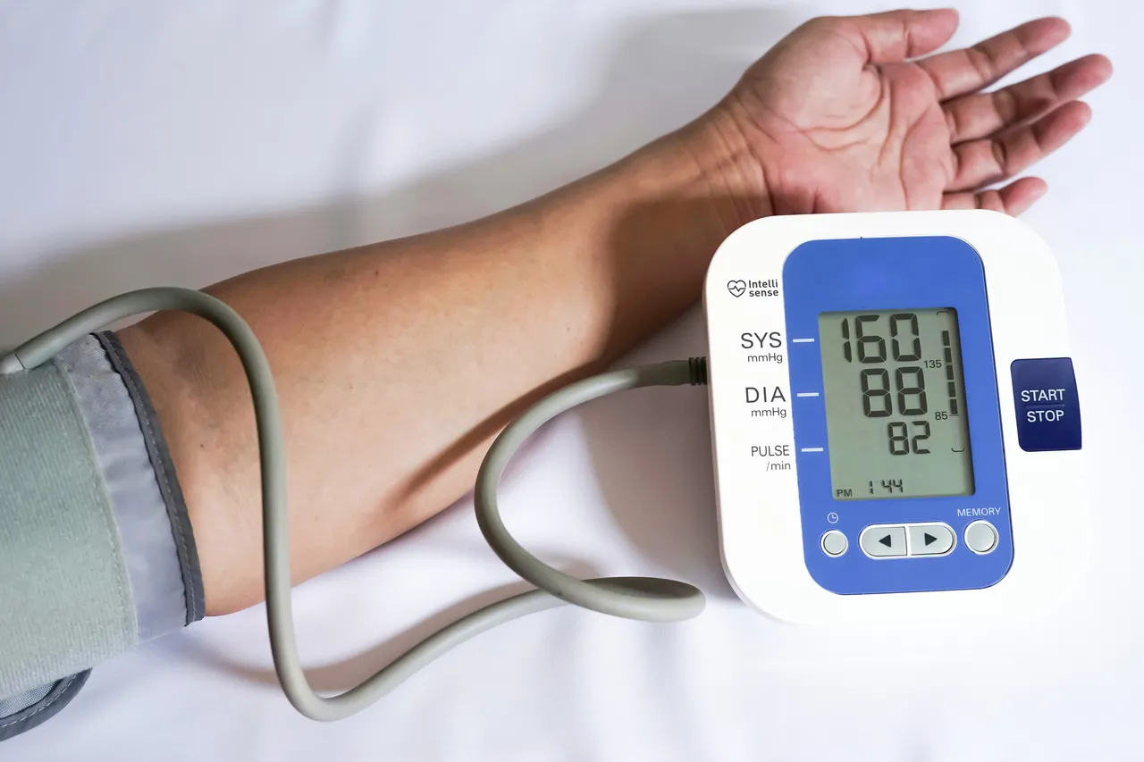 Pessoas acima de 20 anos devem medir pressão pelo menos uma vez ao ano