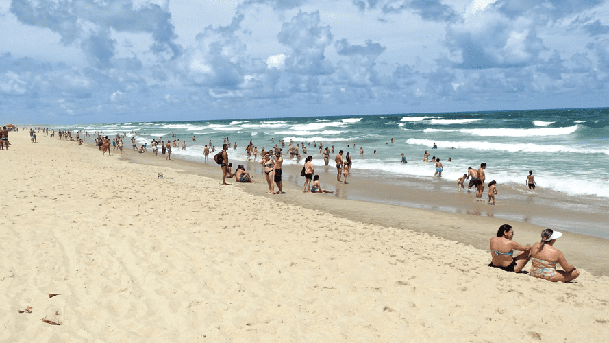 Banhistas tomam banho na Praia do Futuro