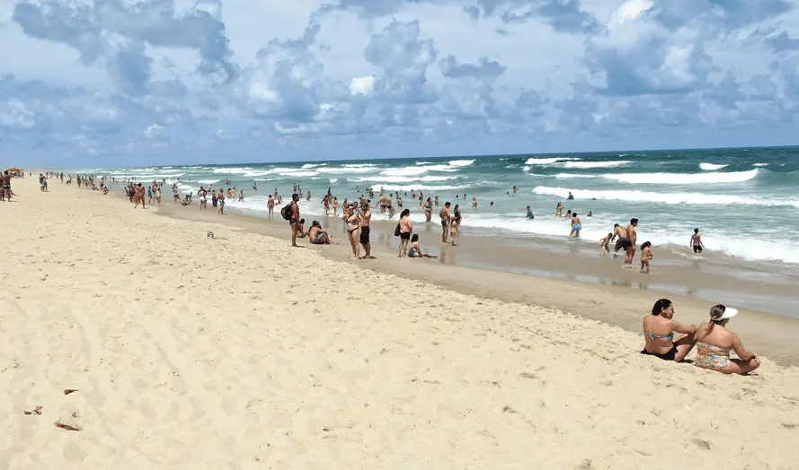 Banhistas tomam banho na Praia do Futuro