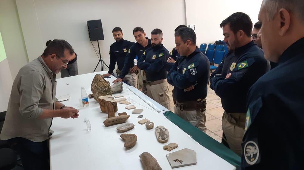 Agentes da PRF passaram por treinamento para identificação de fósseis