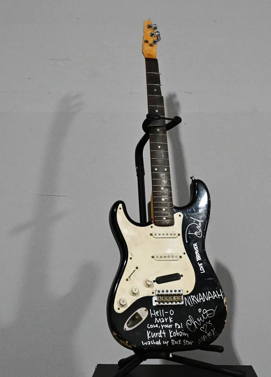 Guitarra foi restaurada, mas não pode mais ser usada
