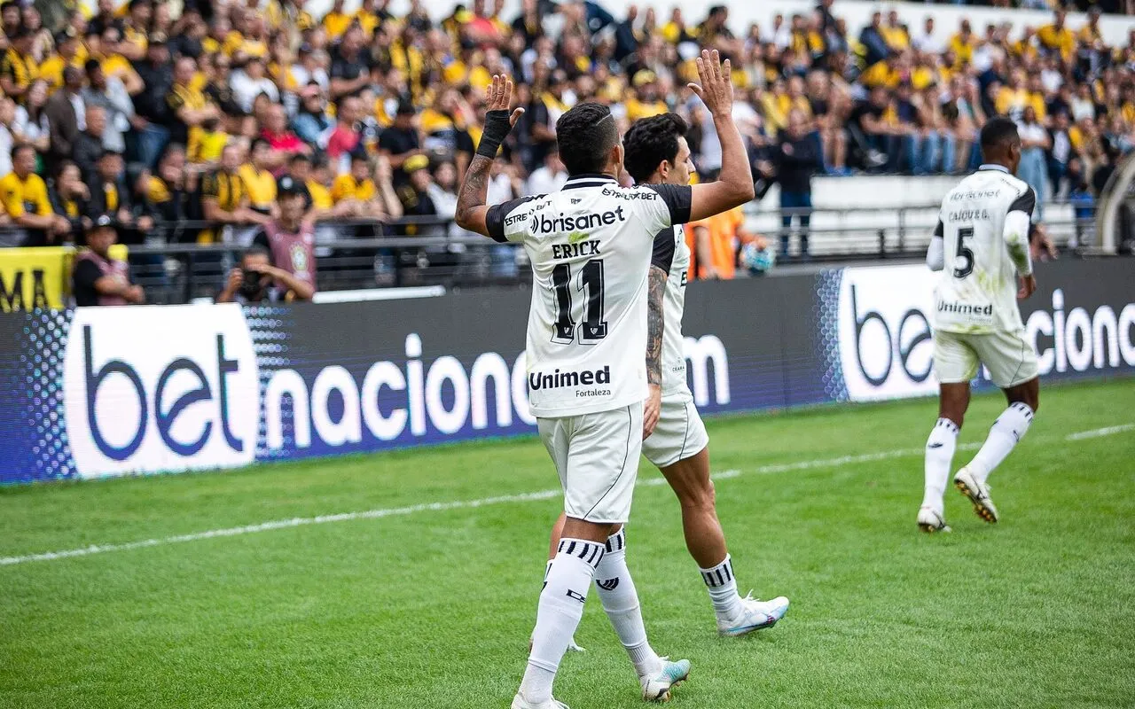 Erick marcou um dos gols da vitória do Ceará