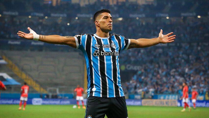 Grêmio goleia Internacional e tem vantagem para jogo de volta da