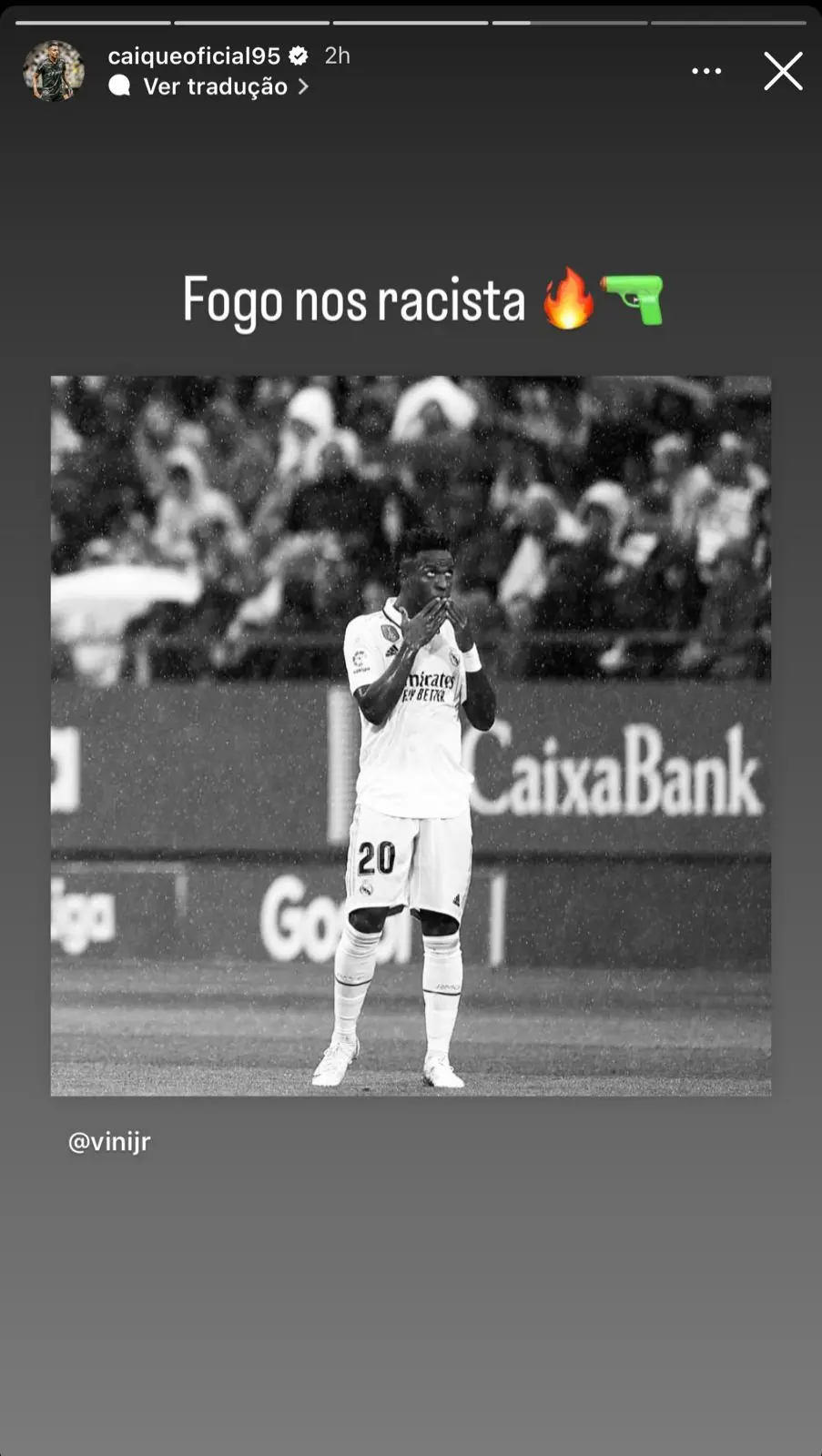 Imagem mostra jogador de futebol