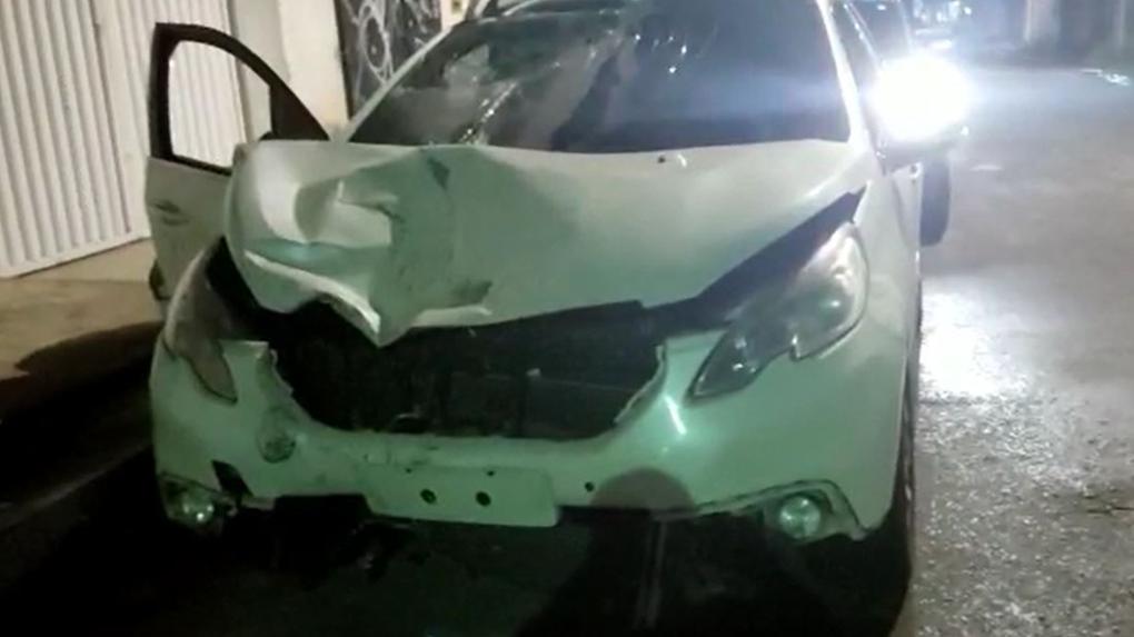 carro de motorista que atropelou dois casais na Avenida do Aeroporto, em Fortaleza