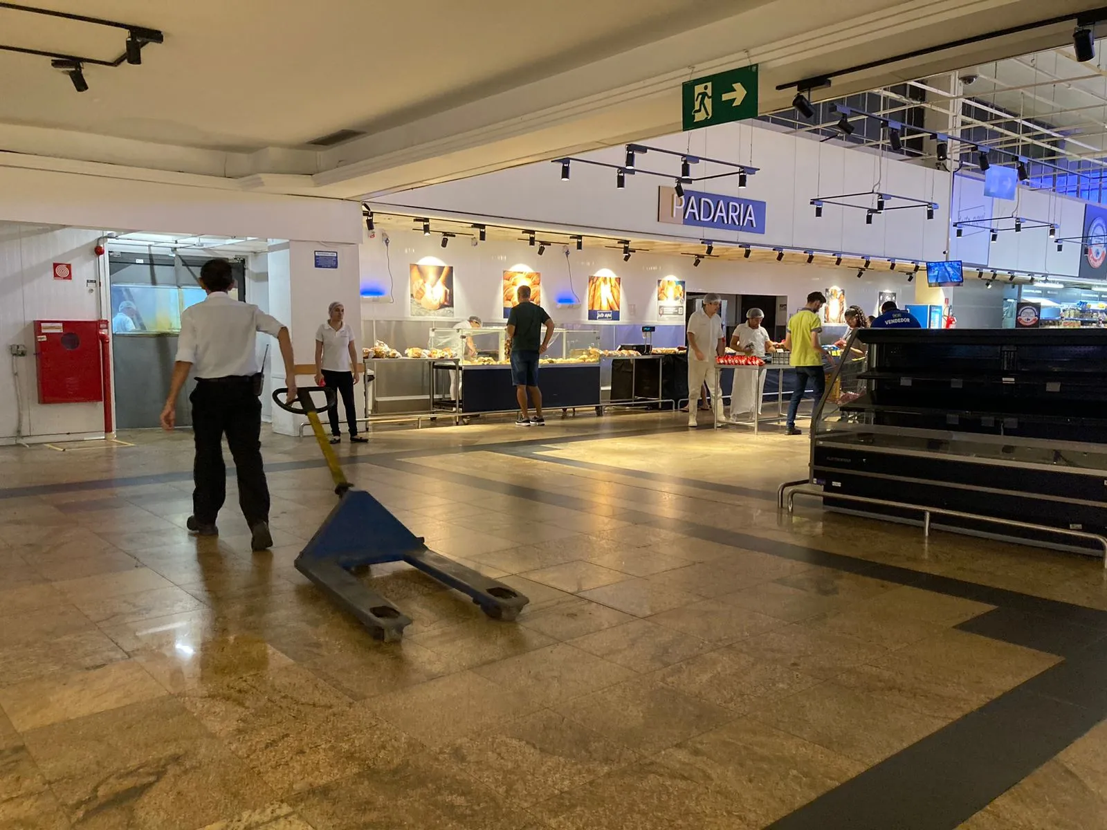 No setor da padaria também é possível ver a baixa movimentação e redução de serviço