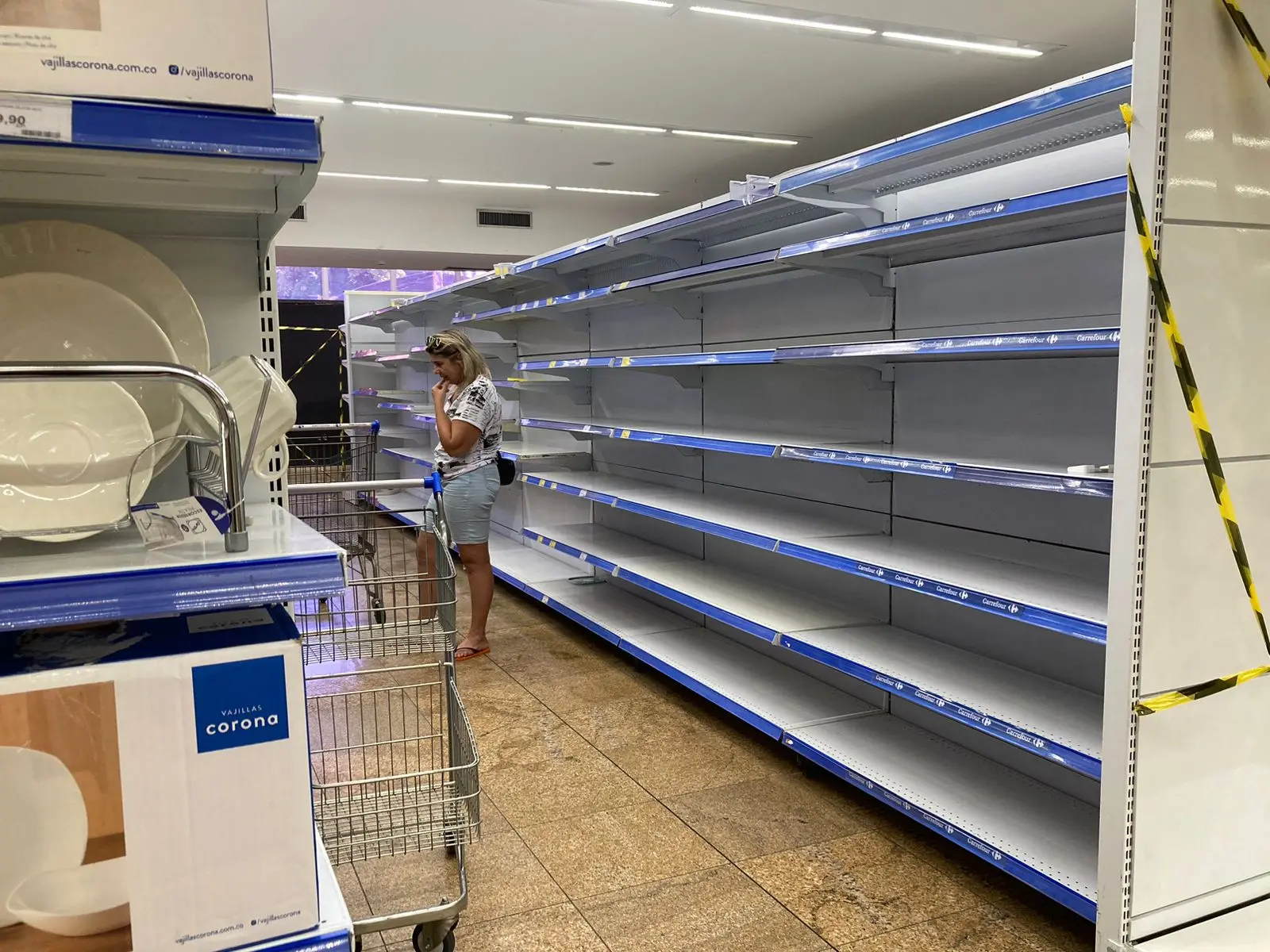 prateleiras vazias Carrefour da avenida Barão de Studart