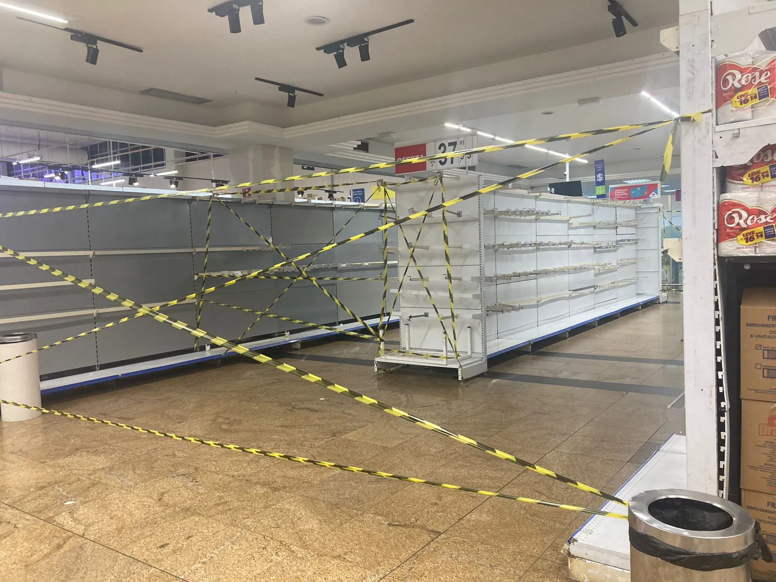 Espaços com prateleiras vazias foram interditadas pelo hipermercado