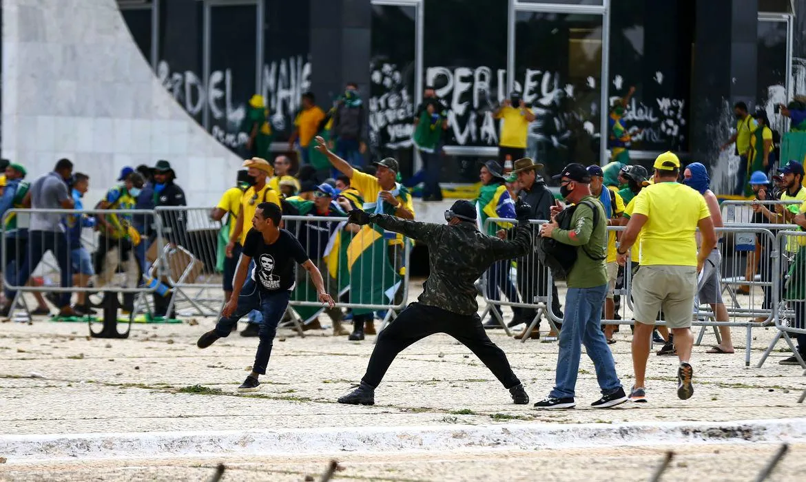Ataque aos Três Poderes no dia 8 de janeiro