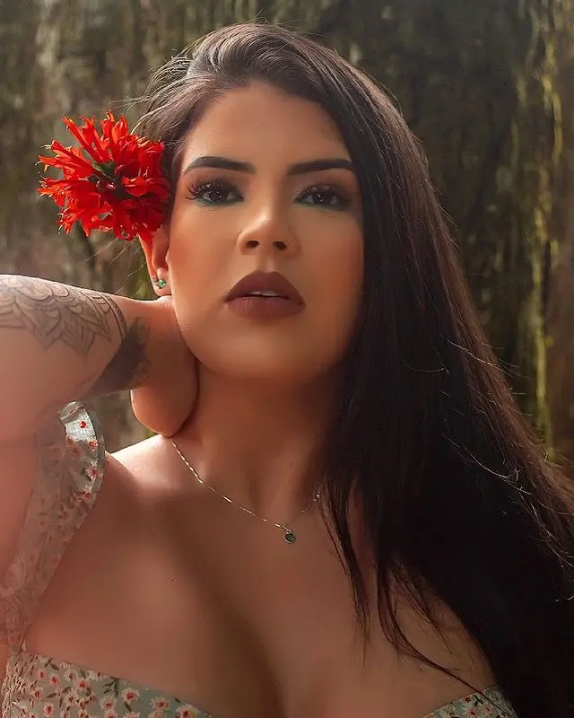 Luanne Jardim com flor no cabelo