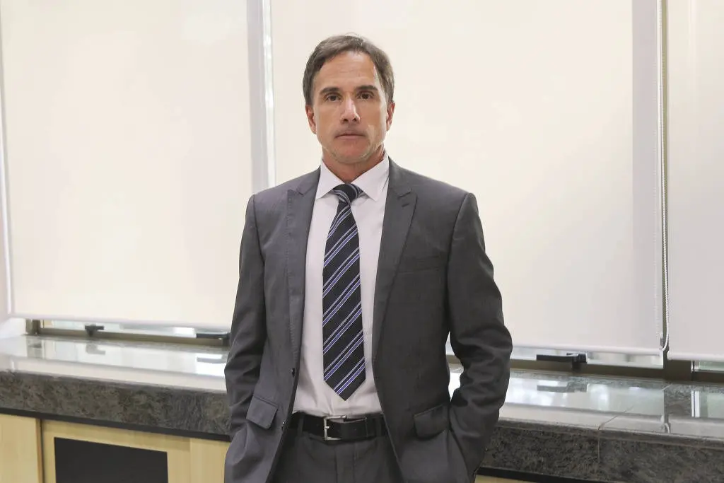 Appio é um homem branco, de meia idade, cabelo penteado de lado