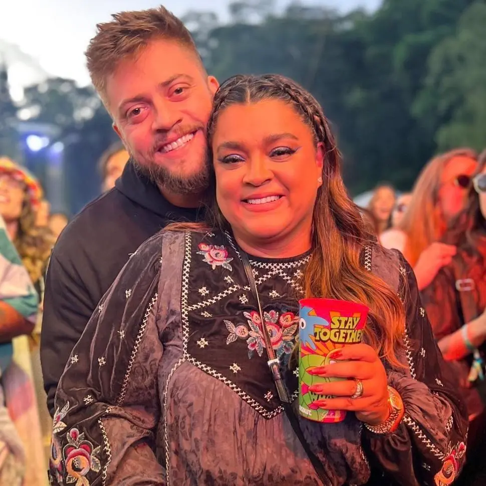 Preta Gil e Rodrigo Godoy assistem apresentação