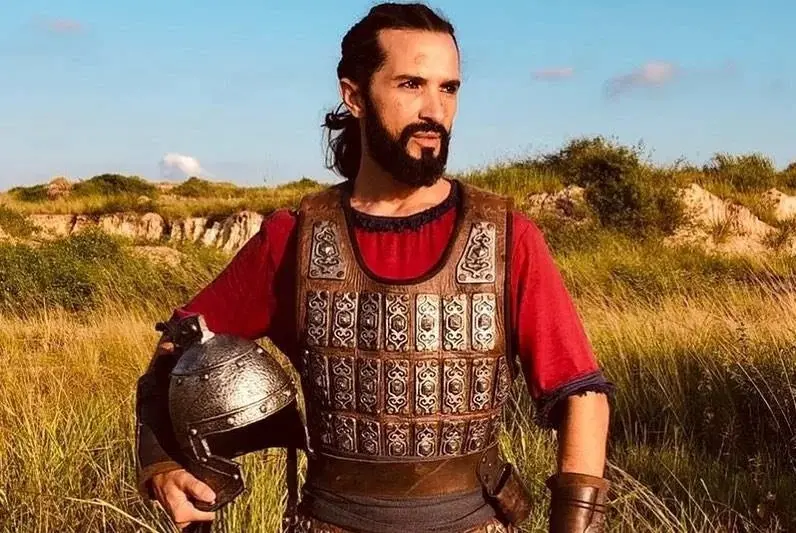 Jeff é um homem branco de barba preta