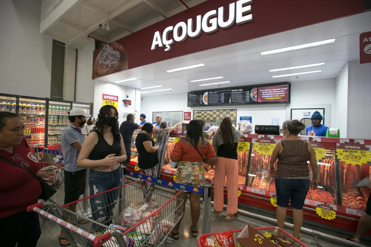 Atacarejos tem passado a ofertar serviços como açougue e padaria
