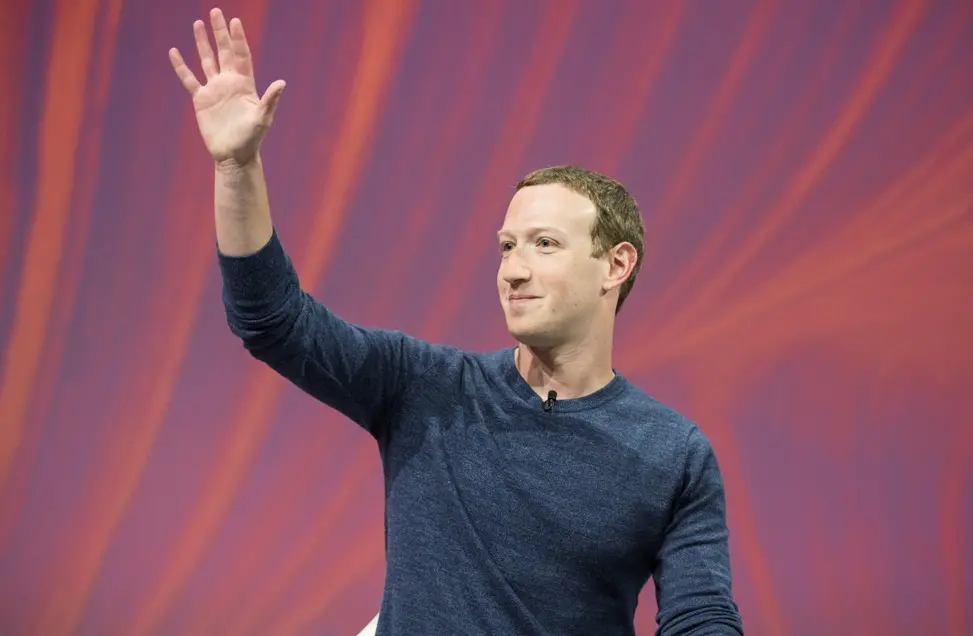 Mark Zuckerberg é um homem branco e de cabelo loiro, ralo. Na foto, ele está de camisa azul