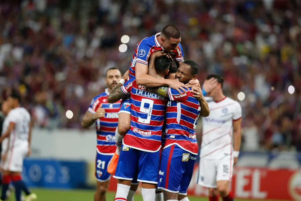 Atleta do Fortaleza comemora vitória