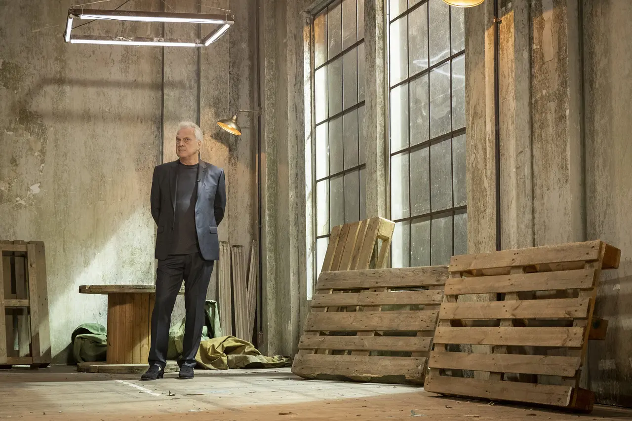 Pedro Bial no cenário do Linha Direta