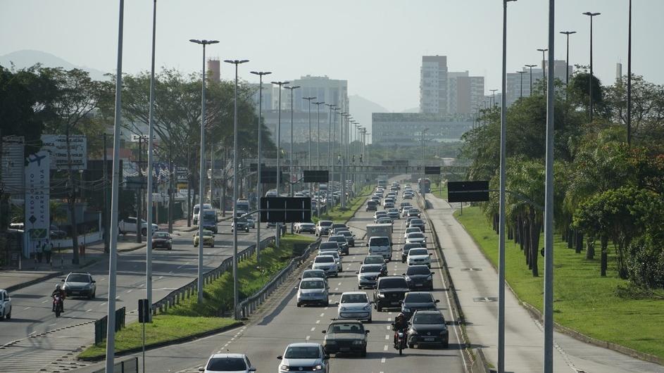 Carros trafegam em avenida do Rio de Janeiro
