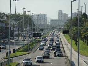 Carros trafegam em avenida do Rio de Janeiro