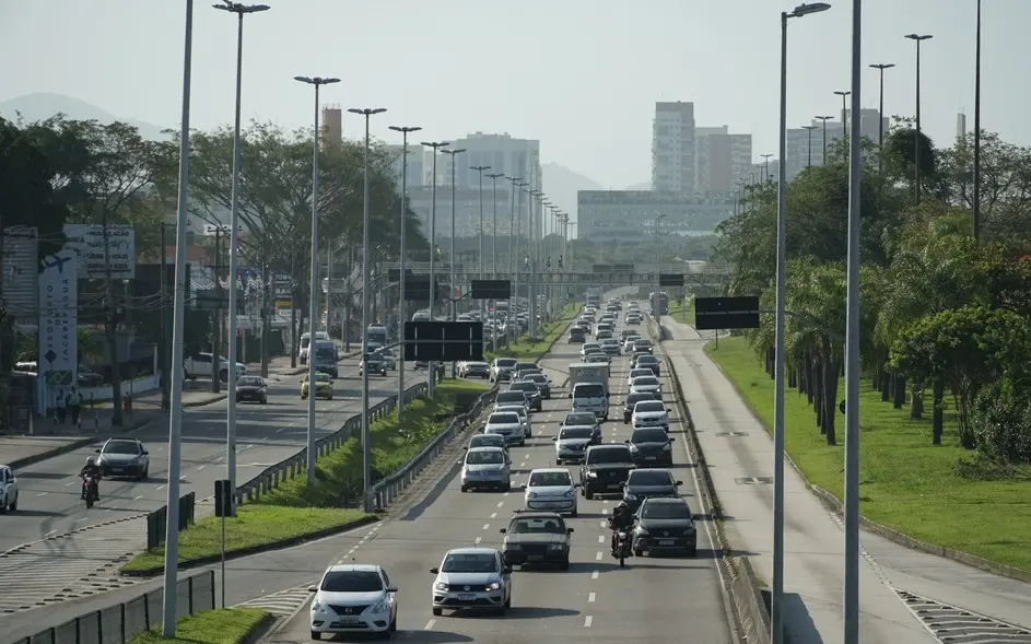 Carros trafegam em avenida do Rio de Janeiro