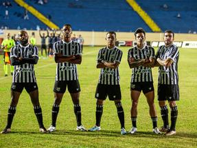 Atletas do Ceará comemoram gol