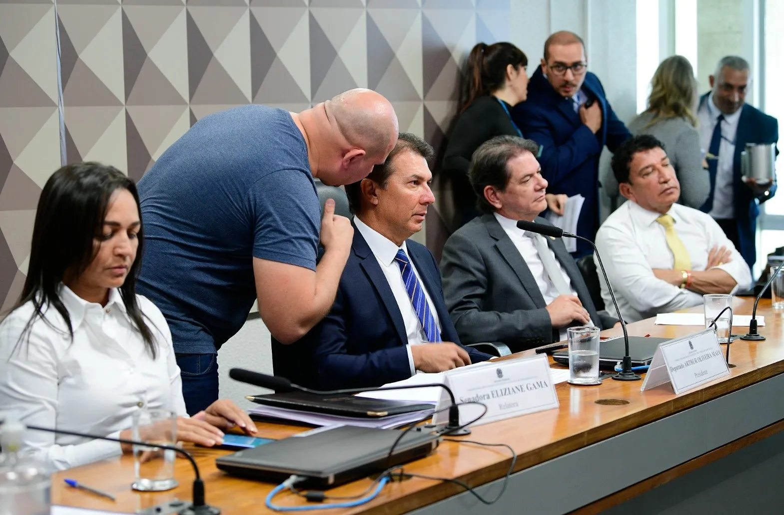 Compõem a mesa a relatora, senadora Eliziane Gama, o presidente, deputado Arthur Maia, o primeiro vice-presidente, senador Cid Gomes, e o segundo vice-presidente, senador Magno Malta