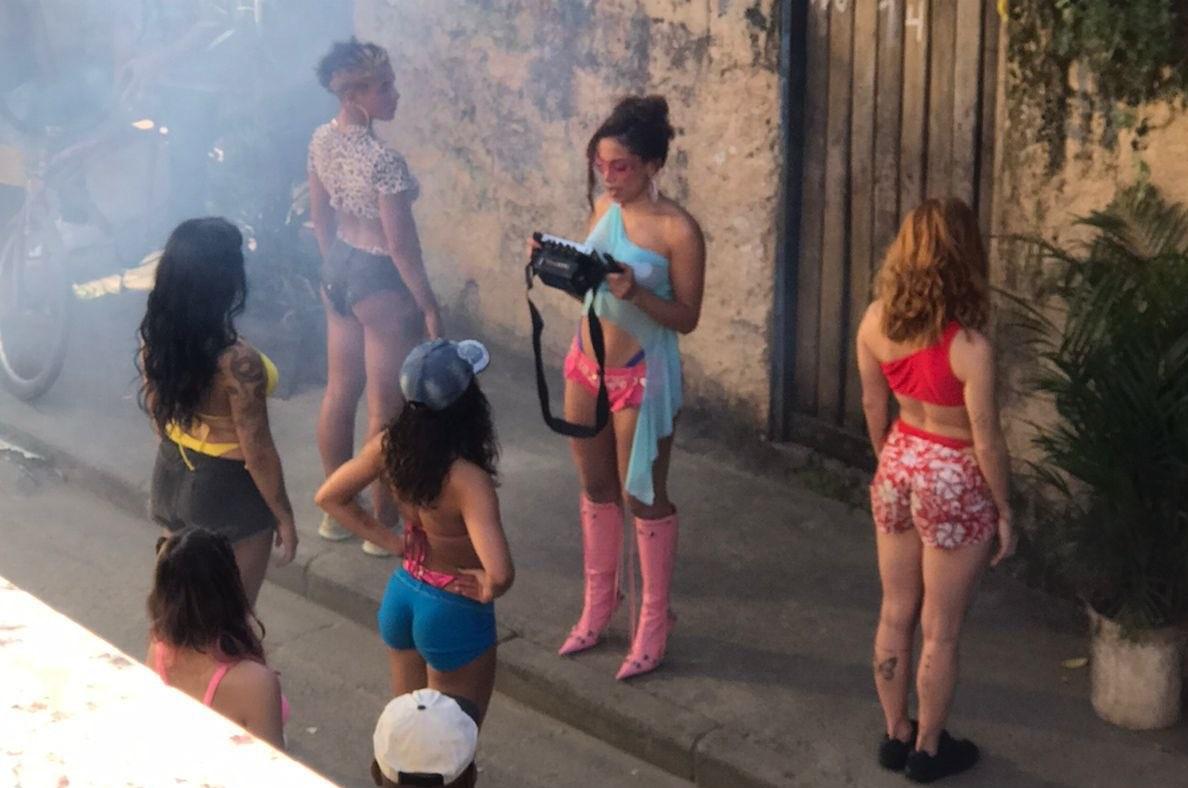 Anitta aparece com botas rosas em gravação