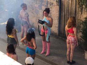 Anitta aparece com botas rosas em gravação