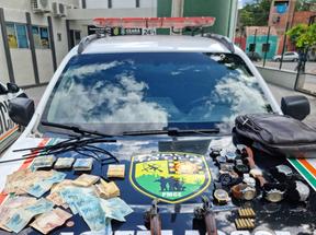 itens encontrados com criminosos que fizeram família de refém dispostos no capô de viatura da polícia militar do ceará