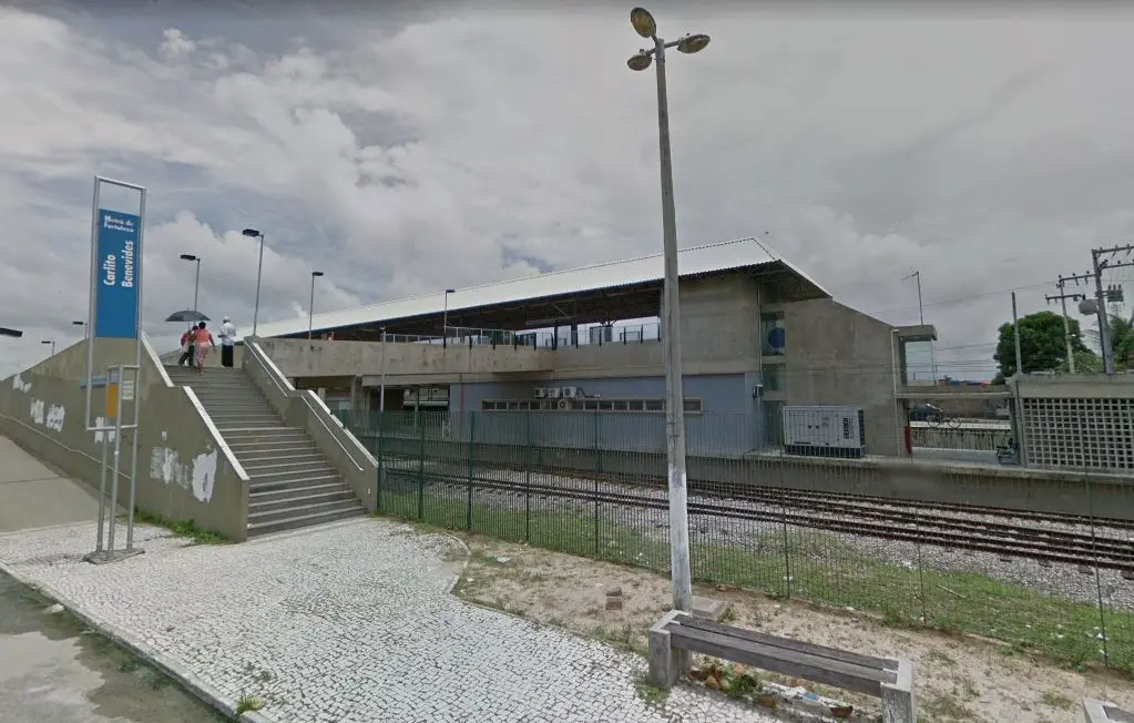 Foto da entrada da estação Vila das Flores