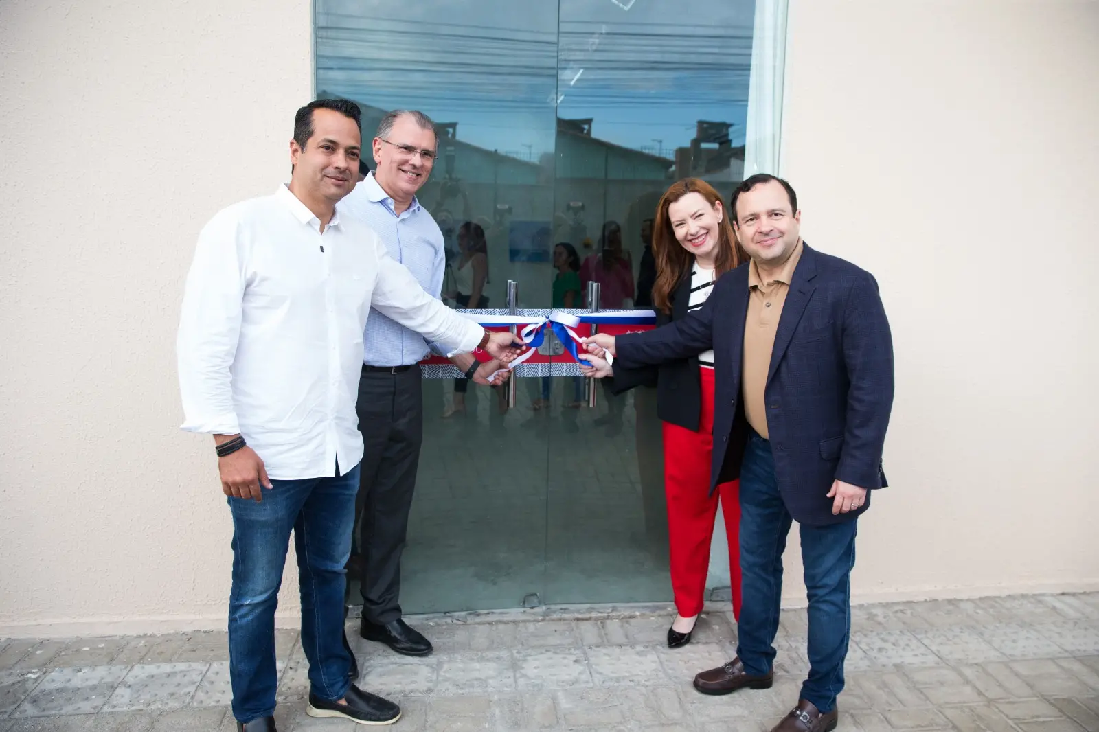 Da esquerda para a direita: prefeito de Caucaia, Vitor Valim, reitor da Universidade de Fortaleza, Randall Pompeu, presidente do Instituto Myra Eliane Igor Queiroz Barroso e Aline Barroso