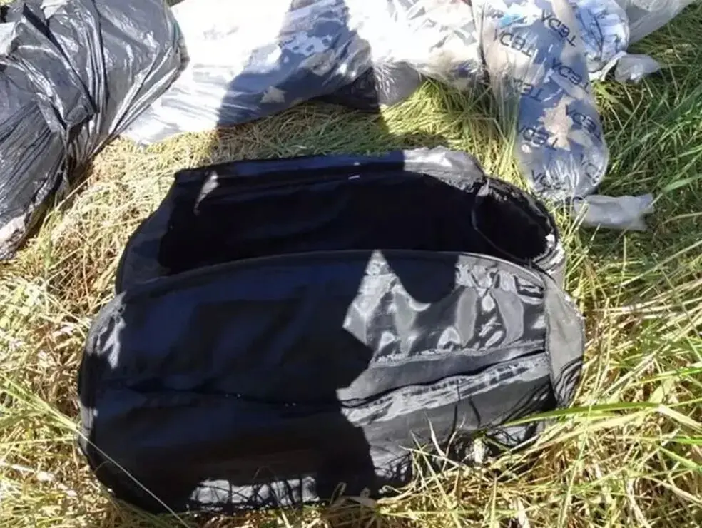 Mala abandonada às margens de rodovia