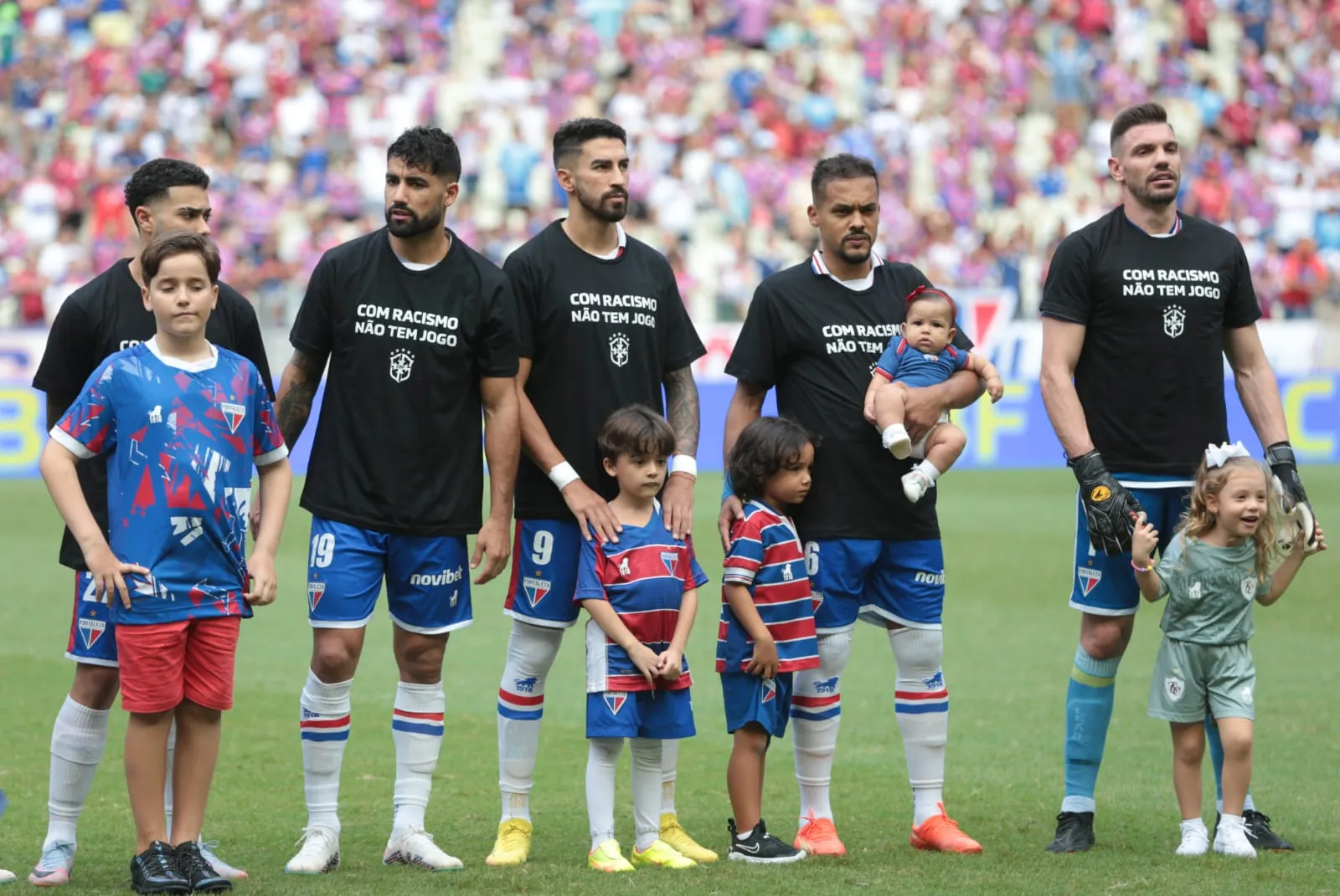Jogadores do Fortaleza com a camisa alusiva a ação da CBF contra o racismo