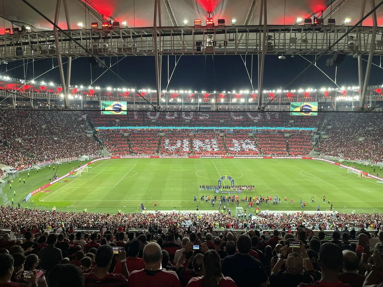 A torcida do Flamengo exibiu um mosaico apoiando Vini Jr, cria do clube