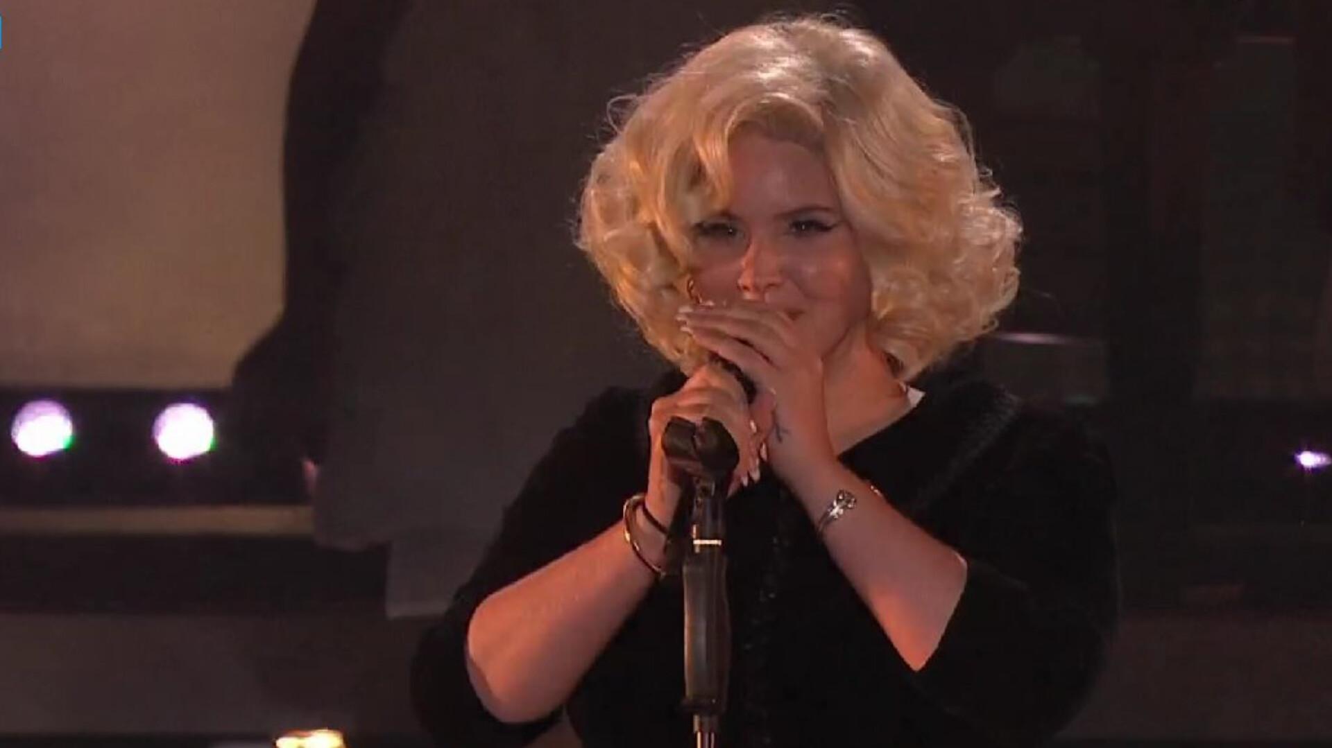 Cantora apareceu de peruca loira em início de show