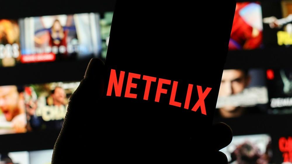 Celular acessando a Netflix