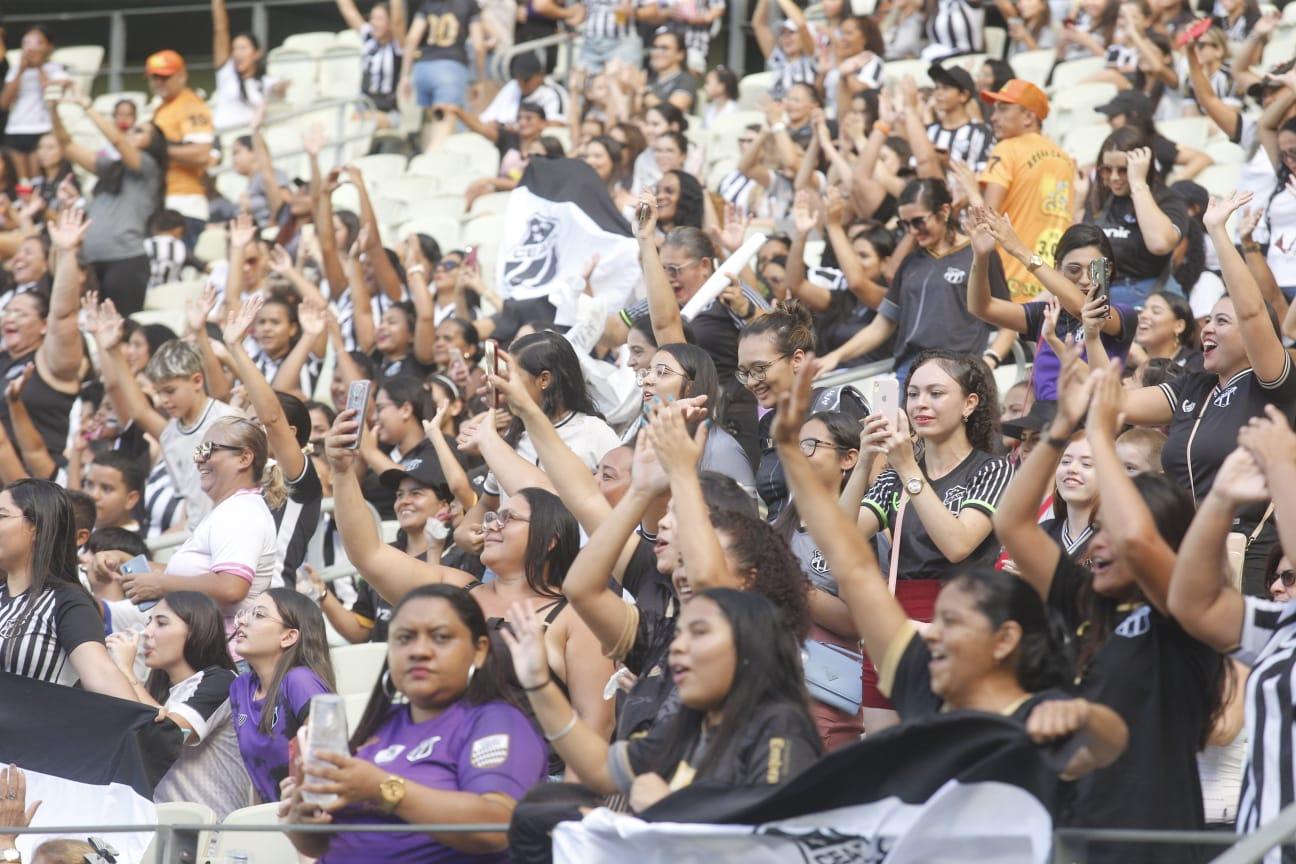 Foto de mulheres na torcida do Ceará