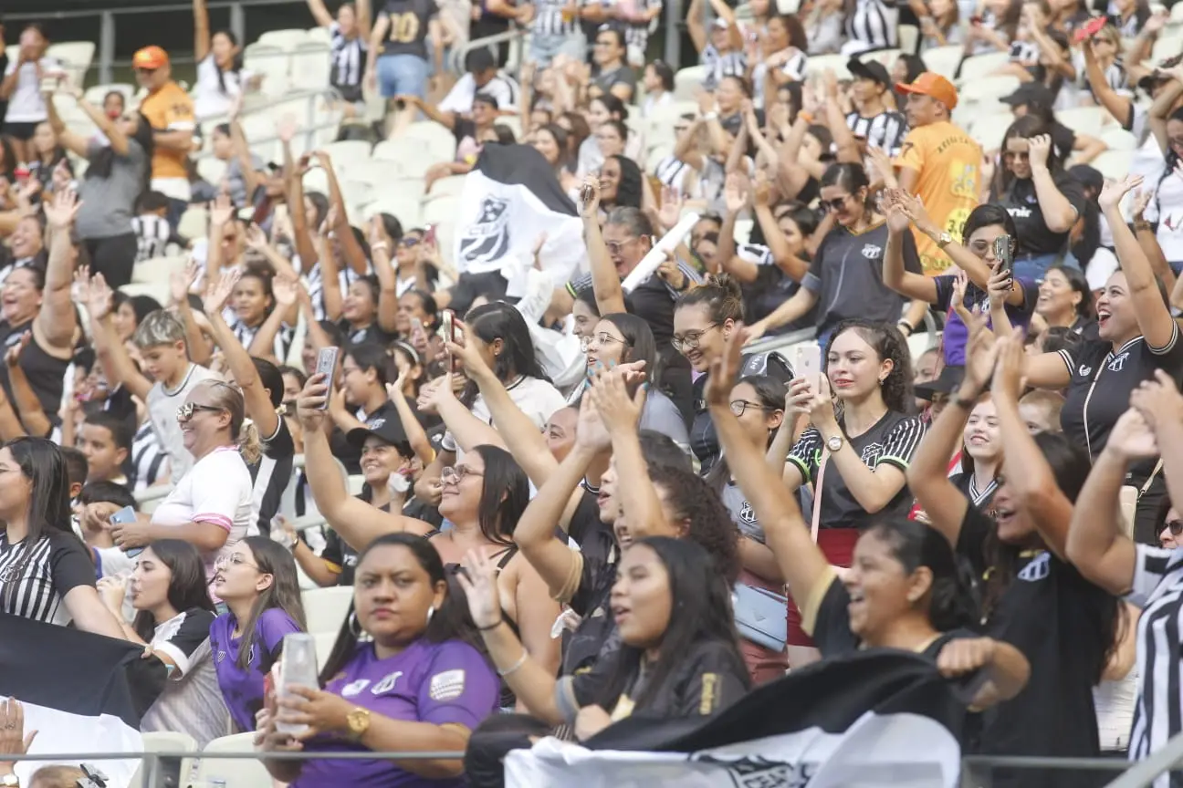 Foto de mulheres na torcida do Ceará