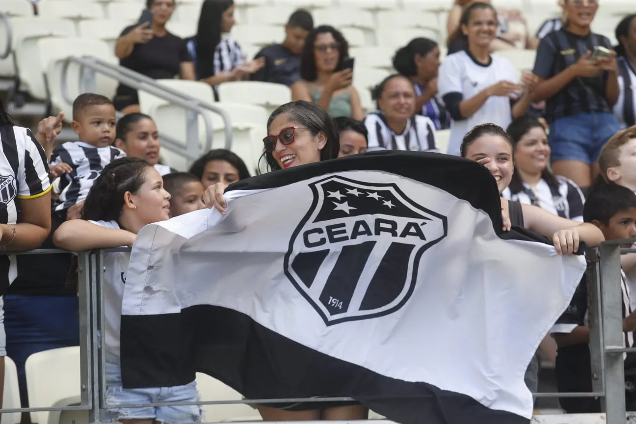 Torcida faz a festa no Castelão.