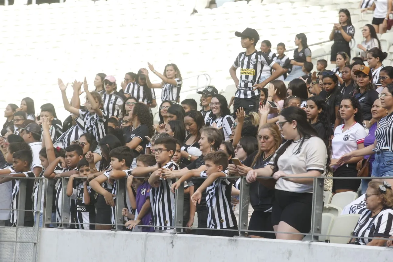 Torcida nas arquibancadas da Arena Castelão.