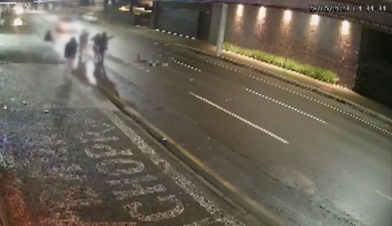 Um grupo de pessoas tentou alertar motorista sobre corpo de mulher na pista, mas sem sucesso