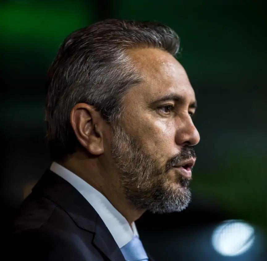 Elmano de Freitas de perfil. É um homem de barba e cabelo grisalhos