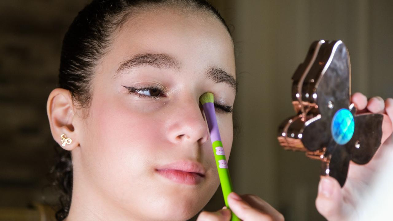 Aprenda a fazer lindas maquiagens dentro da sua própria casa
